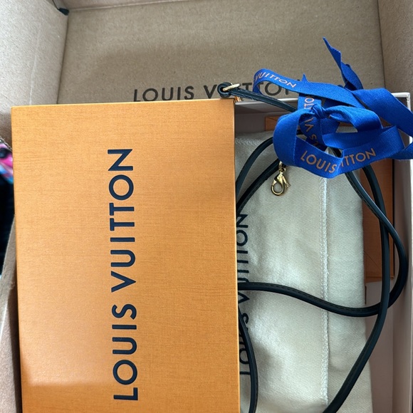 LOUIS VUITTON Eye Trunk iphone X & XS
Monogram Reverse - Picture 11 of 16